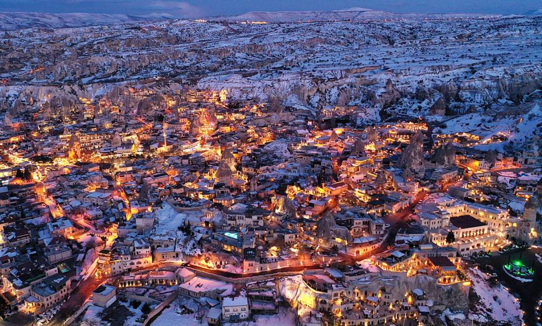 Beyaza bürünen Kapadokya büyüledi! Şehrin ışıkları geceyi aydınlattı 12